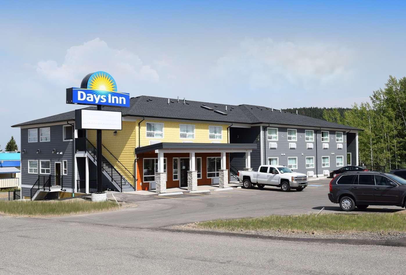 Days Inn By Wyndham 100 Mile House Exterior photo